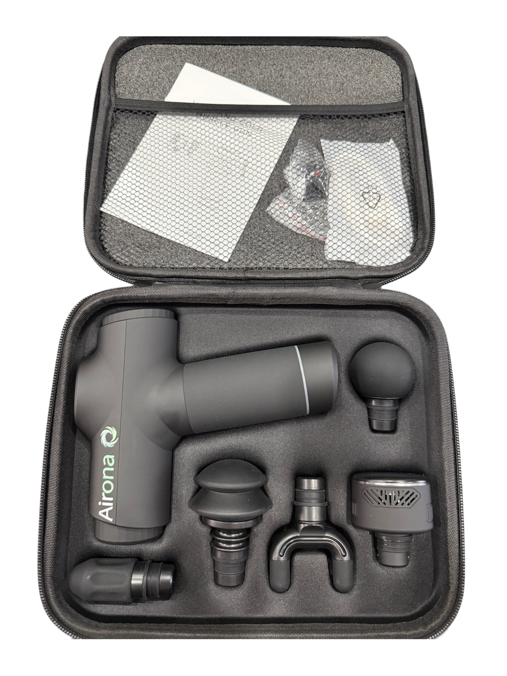 Mallette de transport rigide Airona contenant le pistolet de massage, ses 5 embouts et la notice d'utilisation.