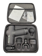 Mallette de transport rigide Airona contenant le pistolet de massage, ses 5 embouts et la notice d'utilisation.