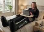 Utilisation confortable des bottes de pressothérapie Airona au lit tout en travaillant sur une tablette.