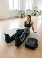 Femme assise utilisant les bottes de pressothérapie sans fil Airona pour la récupération musculaire.