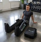 Sportif en séance de récupération avec les bottes de pressothérapie sans fil Airona dans une salle de sport.